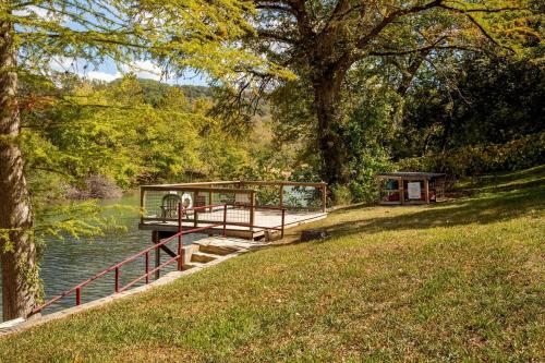 Riverfront Farm House - Guadalupe River - Newly Renovated - River Amenity Included - image 12