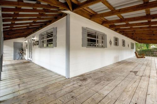 Riverfront Farm House - Guadalupe River - Newly Renovated - River Amenity Included - image 11