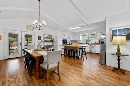 Riverfront Farm House - Guadalupe River - Newly Renovated - River Amenity Included - image 10