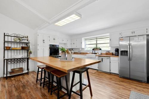 Riverfront Farm House - Guadalupe River - Newly Renovated - River Amenity Included - image 11