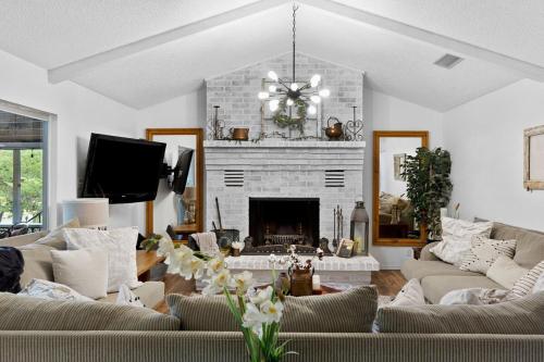 Riverfront Farm House - Guadalupe River - Newly Renovated - River Amenity Included - image 13
