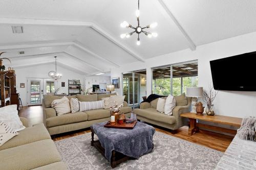 Riverfront Farm House - Guadalupe River - Newly Renovated - River Amenity Included - image 14