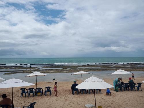 Estúdio equipado Marulhos com varanda, vista de mar e parque aquático, à beira-mar mar de Muro Alto, com wi-fi, restaurante, estacionamento e a 10' de Porto de Galinhas