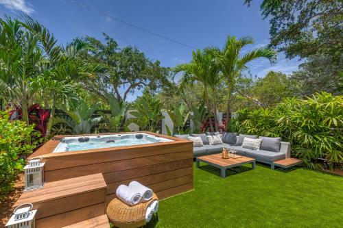 Luxury OASIS of Las Olas -2 Story home w HOT TUB in Fort Lauderdale, USA