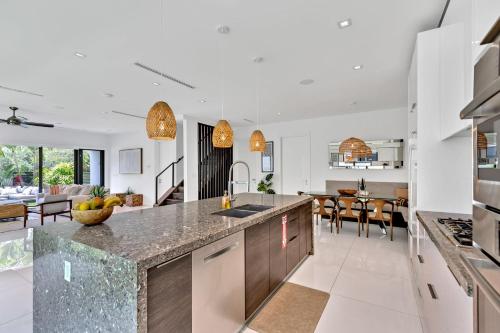 Luxury OASIS of Las Olas -2 Story home w HOT TUB in Fort Lauderdale, USA