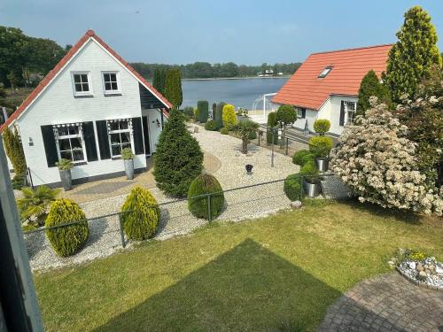 Freistehendes Ferienhaus am See Nähe Roermond, Pension in Heel