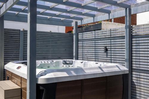 Exclusive House with Canadian Hot Tub - Norwich