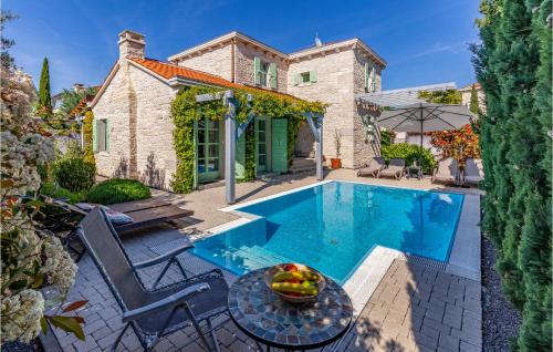 Nice Home In Liznjan With Outdoor Swimming Pool