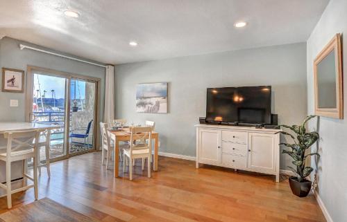 307B Steps from the sand! Freshly Decorated with Harbor Views in Oceanside, USA