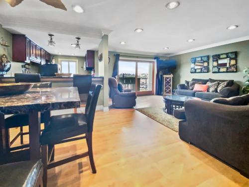 311B Harbor Views and Steps to the Sand in Oceanside, USA