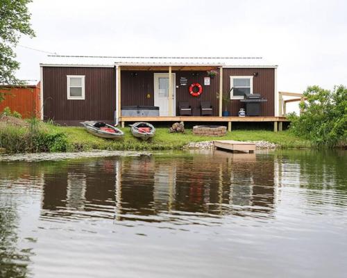 . Private Hot tub-Lakefront-Deer Lodge