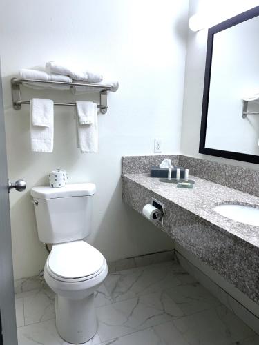 Ramada by Wyndham Waupaca - image 11