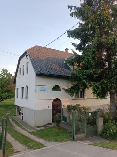 A szálláshely kívülről, Várkapitány-lak (Varkapitany-lak) in Csesznek