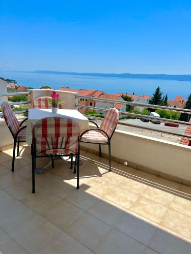 One-Bedroom Apartment with Balcony and Sea View image 1