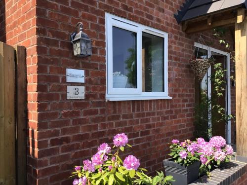 Luxuriously appointed 3 bedroom cottage off road parking for 3 vehicles dogs welcome by prior arrangement only 3 church cottages Alfrick close to Malvern and Worcester and Shelsley Walsh in a lovely village close to M5 Dogs welcome