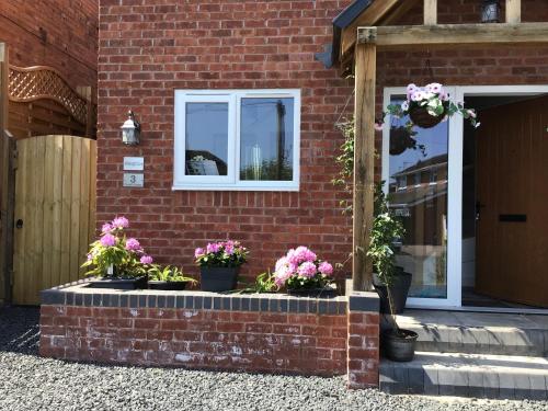 Luxuriously appointed 3 bedroom cottage off road parking for 3 vehicles dogs welcome by prior arrangement only 3 church cottages Alfrick close to Malvern and Worcester and Shelsley Walsh in a lovely village close to M5 Dogs welcome