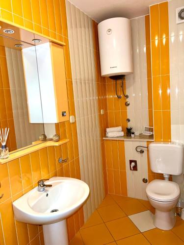 One-Bedroom Apartment with Balcony and Sea View image 4