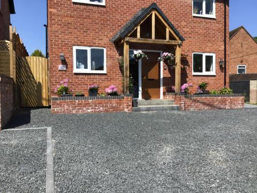 Luxuriously appointed 3 bedroom cottage off road parking for 3 vehicles dogs welcome by prior arrangement only 3 church cottages Alfrick close to Malvern and Worcester and Shelsley Walsh in a lovely village close to M5 Dogs welcome