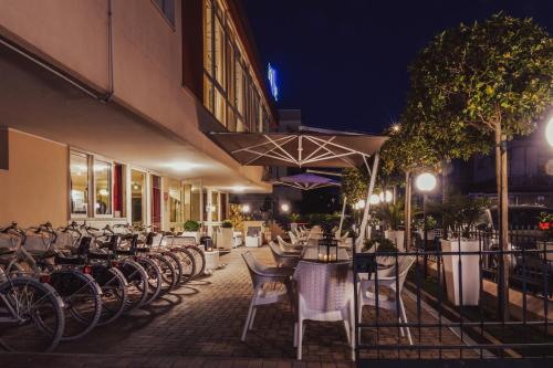 Unique Hotel - image 11