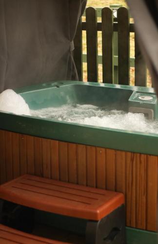 Karstais baseins, Caer Fedwen Barns Dyffryn Cottage King bed self catering with Hot Tub in Llandyrnog