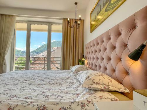 2-Bedroom Apartment with Mountain View