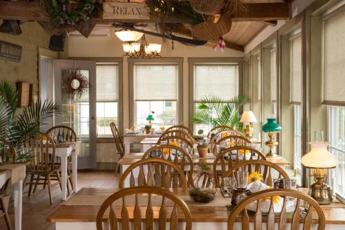 1825 Inn Bed and Breakfast - 편의 시설/서비스