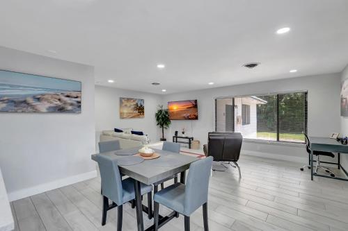 Spacious 2bd 2bath private yard, free parking, pets welcome in Delray Beach, USA