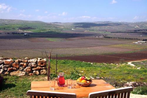 אביב בכרם - בקתות כפריות מקסימות עם ג'קוזי מול נוף מדהים