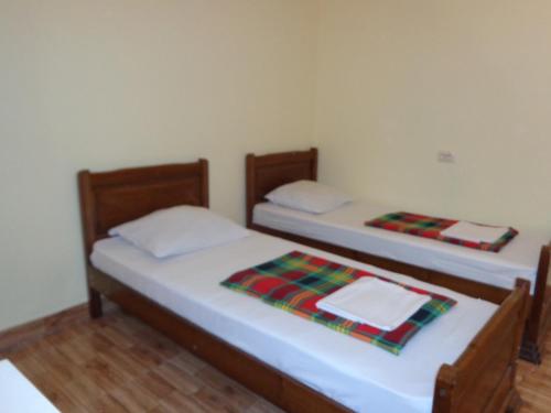 4 twin beds