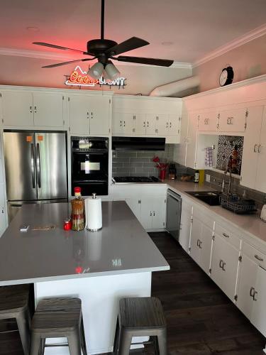 Train Depot - 3 BR Home with Pool, Sand Volleyball & Pool Table in Montgomery, USA