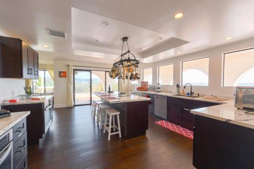 30 acre Mountaintop Villa 360 View+ Amenities in Fallbrook (CA)