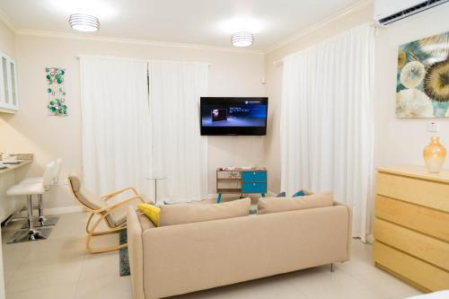 Choose To Be Happy at EI8HT! - Super Studios and Penthouse Apartment photo 3
