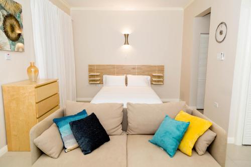 Choose To Be Happy at EI8HT! - Super Studios and Penthouse Apartment photo 4