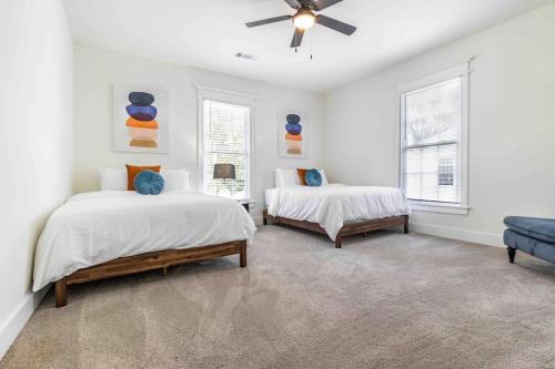 The White Rose Bungalow Near Downtown in Griffin, USA