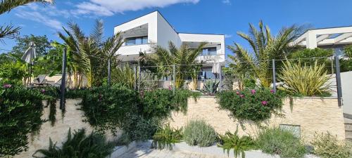 Luxury White Sails Villas with a Multi Sport Court #2026# and Sea View in ปิเนซิซี