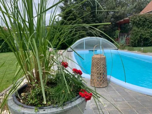 Pool & Lake Holiday Home in Markkleeberg, Deutschland
