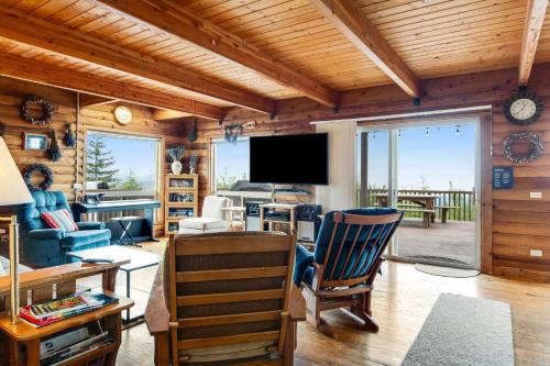 Port Angeles Blue Mountain Lodge with Bunkhouse in Port Angeles