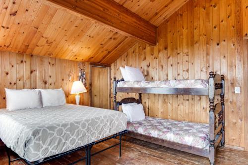 Port Angeles Blue Mountain Lodge with Bunkhouse