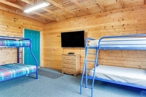 Port Angeles Blue Mountain Lodge with Bunkhouse
