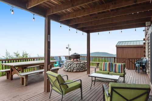 Port Angeles Blue Mountain Lodge with Bunkhouse in Port Angeles