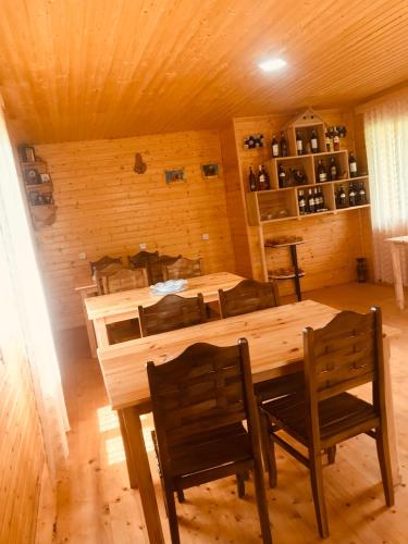 Krogs/atpūtas telpa, Ushba Cottages in Mazeri