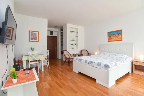 Studio Apartment image 5