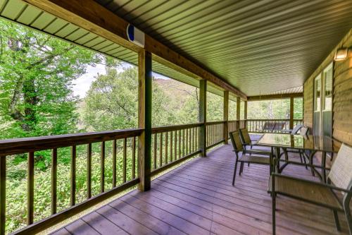 Peaceful Maggie Valley Cabin with Mountain Views! in Maggie Valley, USA