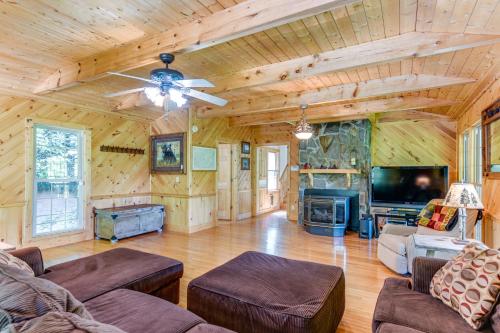 Peaceful Maggie Valley Cabin with Mountain Views! in Maggie Valley, USA