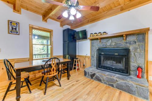 Peaceful Maggie Valley Cabin with Mountain Views! in Maggie Valley, USA