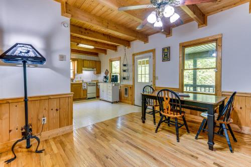 Peaceful Maggie Valley Cabin with Mountain Views! in Maggie Valley, USA