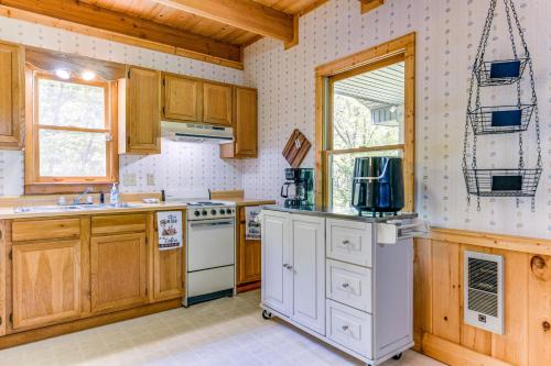 Peaceful Maggie Valley Cabin with Mountain Views! in Maggie Valley, USA