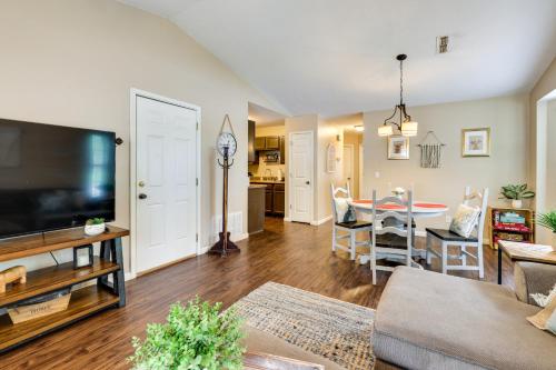 Cozy Fayetteville Vacation Rental Near Campus! in Fayetteville, USA