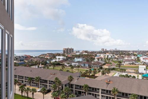 Enjoy a perfect bayview! Beachfront resort with shared pools and jacuzzi - image 12