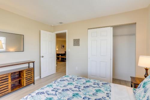 Redington Shores Condo - Walk to the Beach!